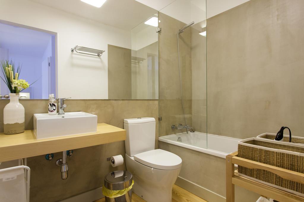 Joivy Cosy 1-Bed Flat With Workspace In Santa Catarina, Moments From Luis De Camoes Sq Lisboa Rom bilde